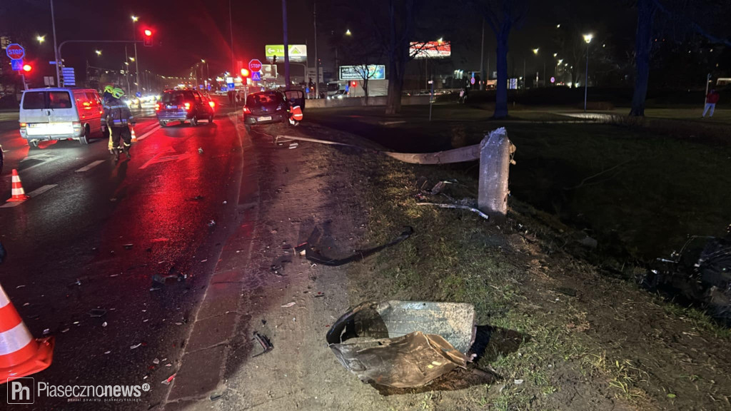 Ściął słup i wjechał do rowu
