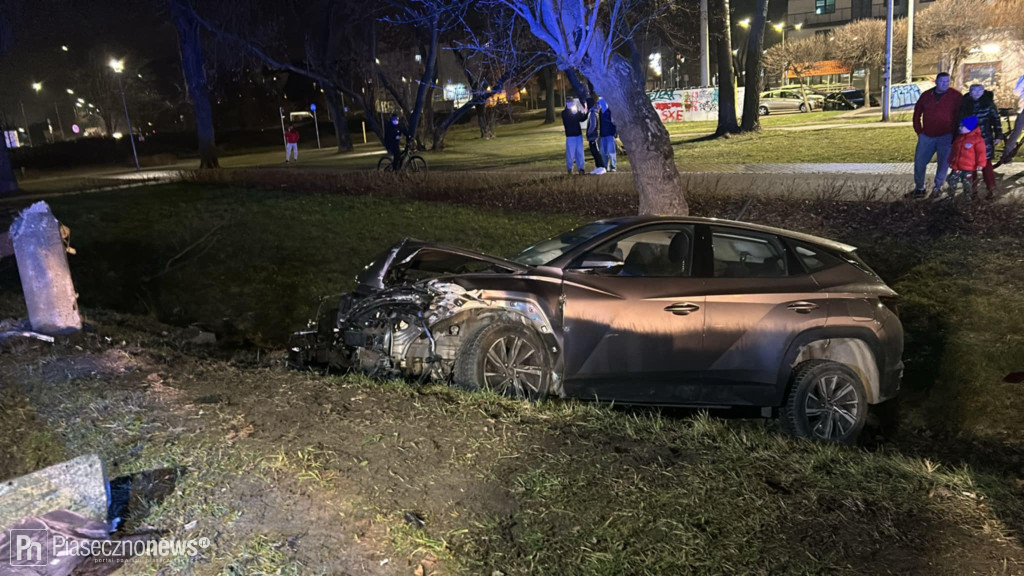 Ściął słup i wjechał do rowu