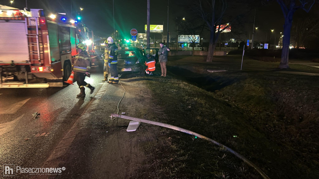 Ściął słup i wjechał do rowu