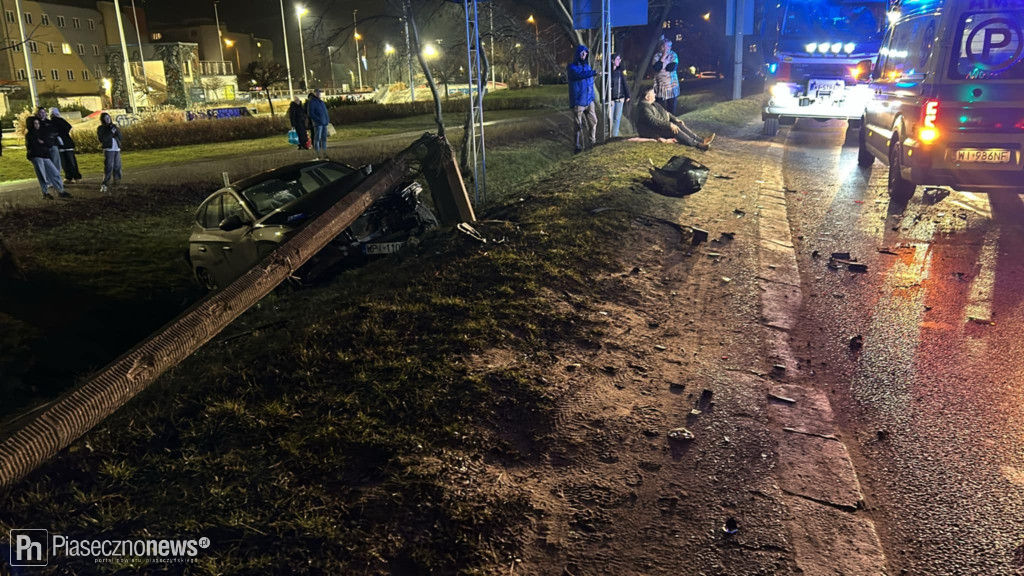 Ściął słup i wjechał do rowu