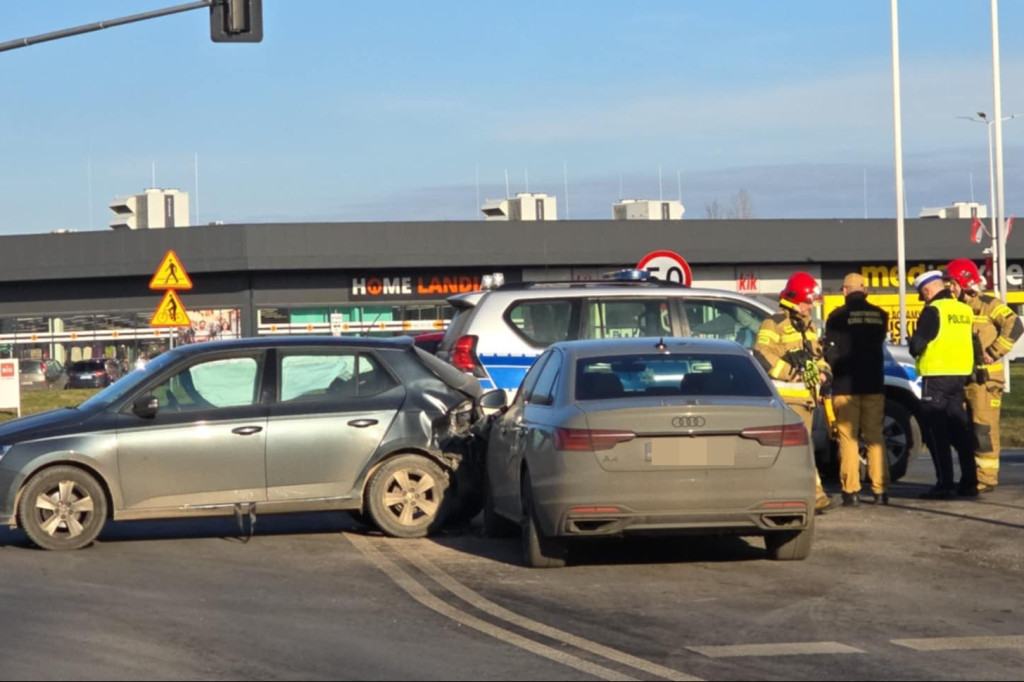 Zderzenie wozu strażackiego z autem osobowym