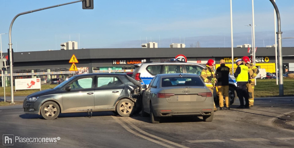 Zderzenie wozu strażackiego z autem osobowym