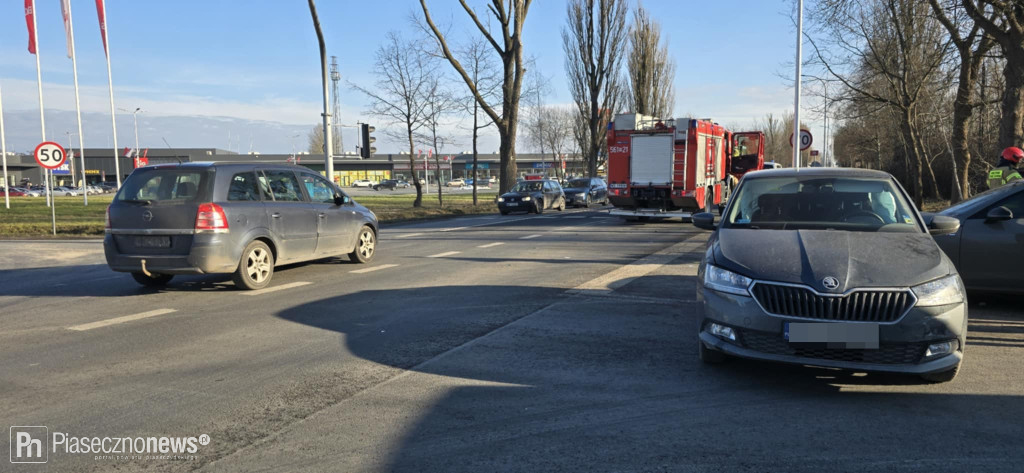 Zderzenie wozu strażackiego z autem osobowym