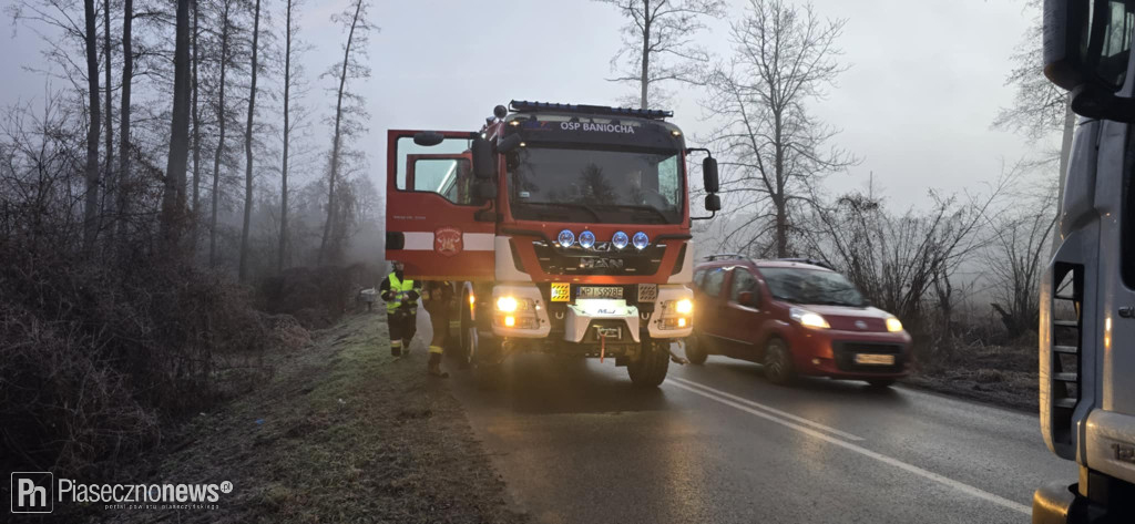 Dachowanie na łuku drogi! Jest ślisko
