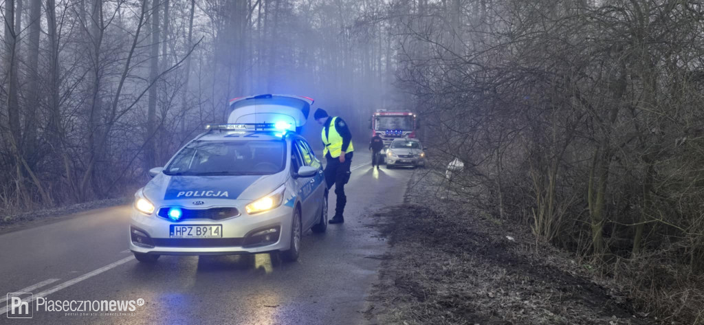 Dachowanie na łuku drogi! Jest ślisko