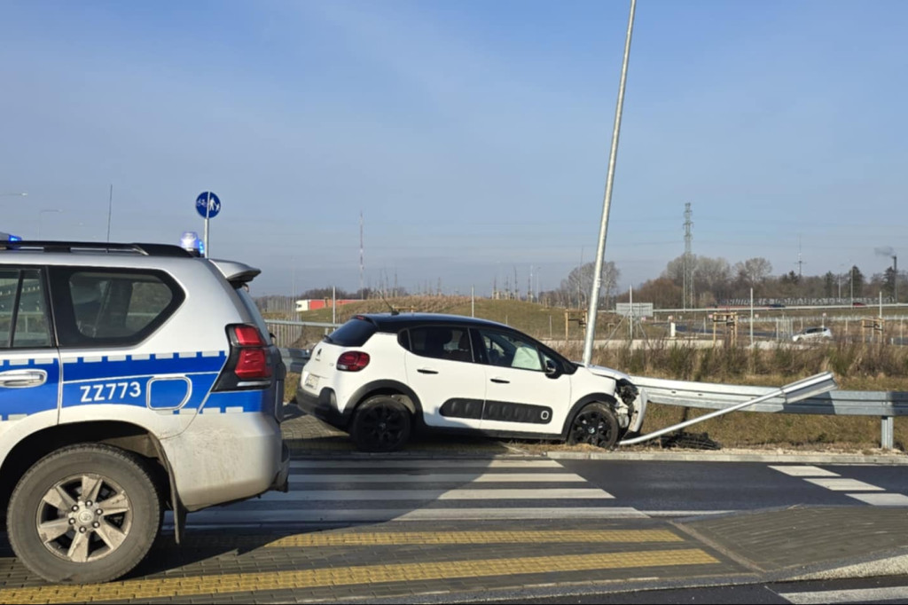 Wpadła w poślizg na rondzie!