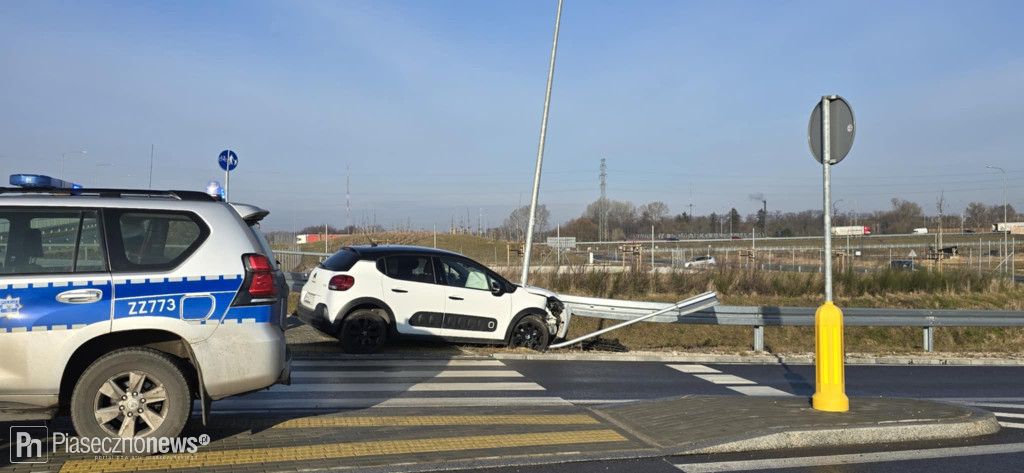 Wpadła w poślizg na rondzie!