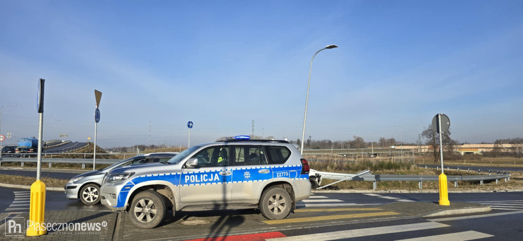 Wpadła w poślizg na rondzie!