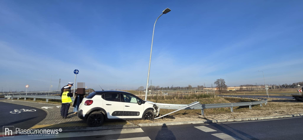 Wpadła w poślizg na rondzie!