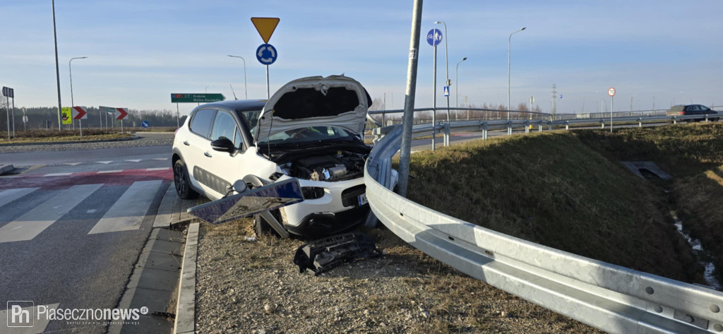 Wpadła w poślizg na rondzie!