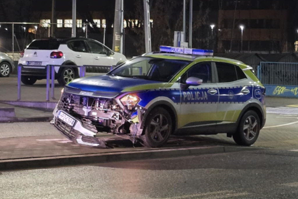 Radiowóz rozbity! Wypadek na Dworcowej