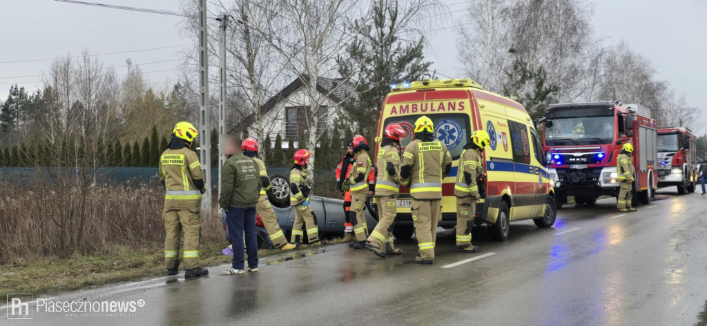 Wpadł do rowu i dachował