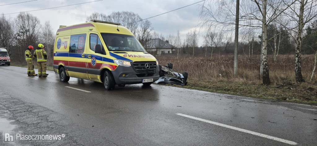 Wpadł do rowu i dachował