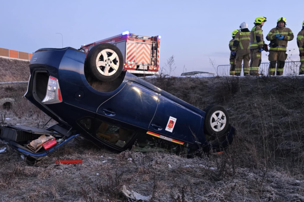 Auto przewozów osób dachowało