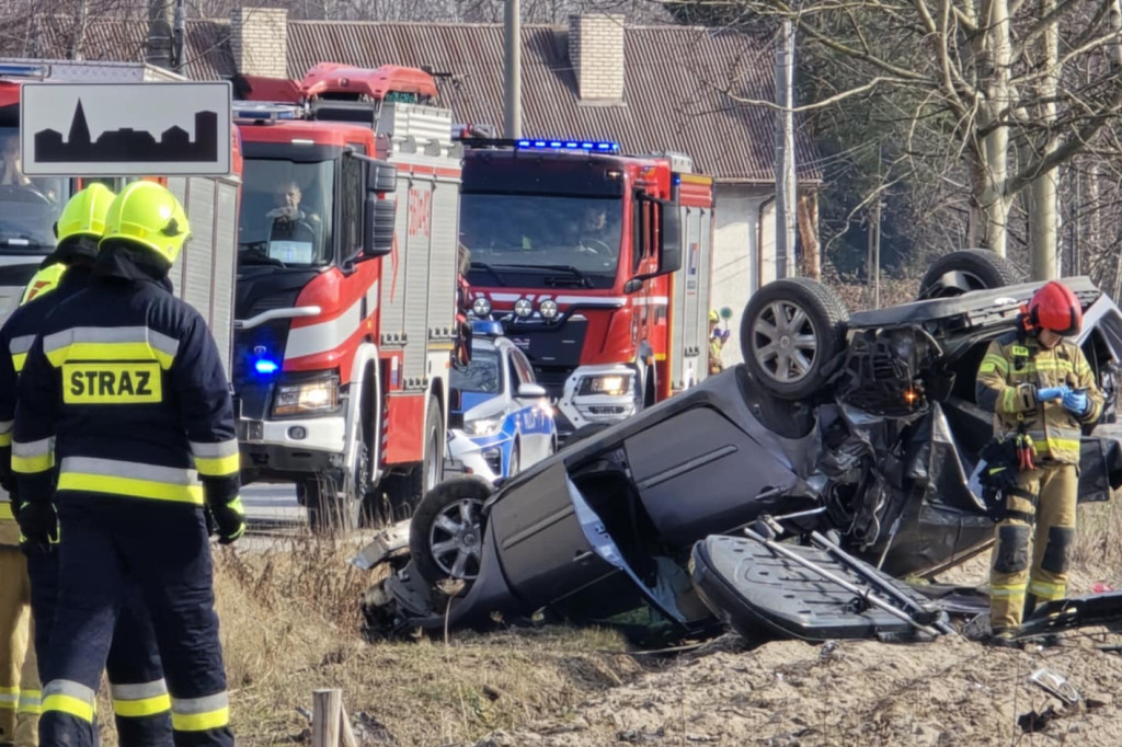 Dachowanie auta! Jechała nim kobieta z dziećmi