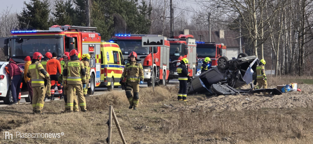 Dachowanie auta! Jechała nim kobieta z dziećmi