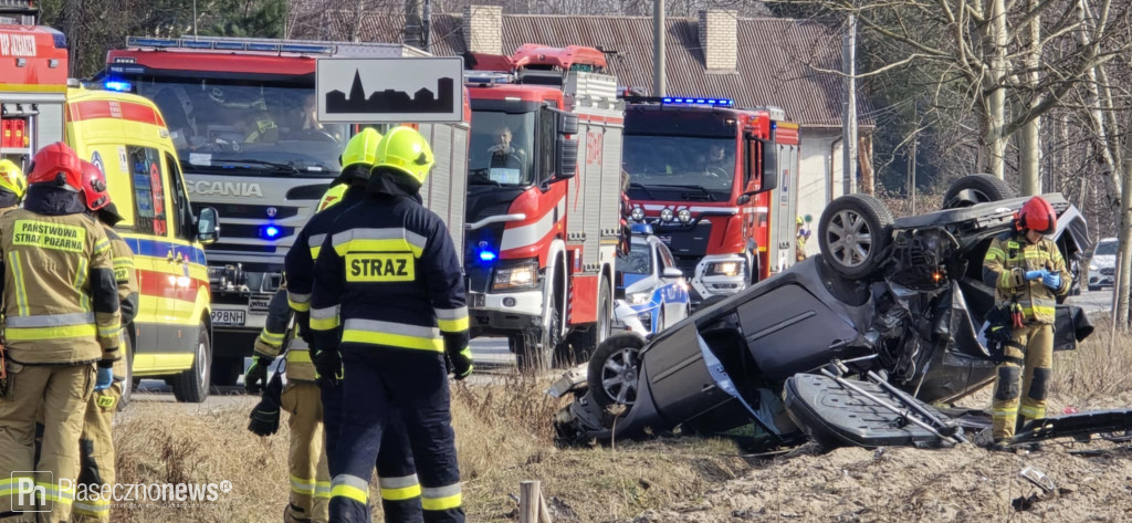 Dachowanie auta! Jechała nim kobieta z dziećmi