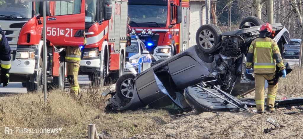 Dachowanie auta! Jechała nim kobieta z dziećmi