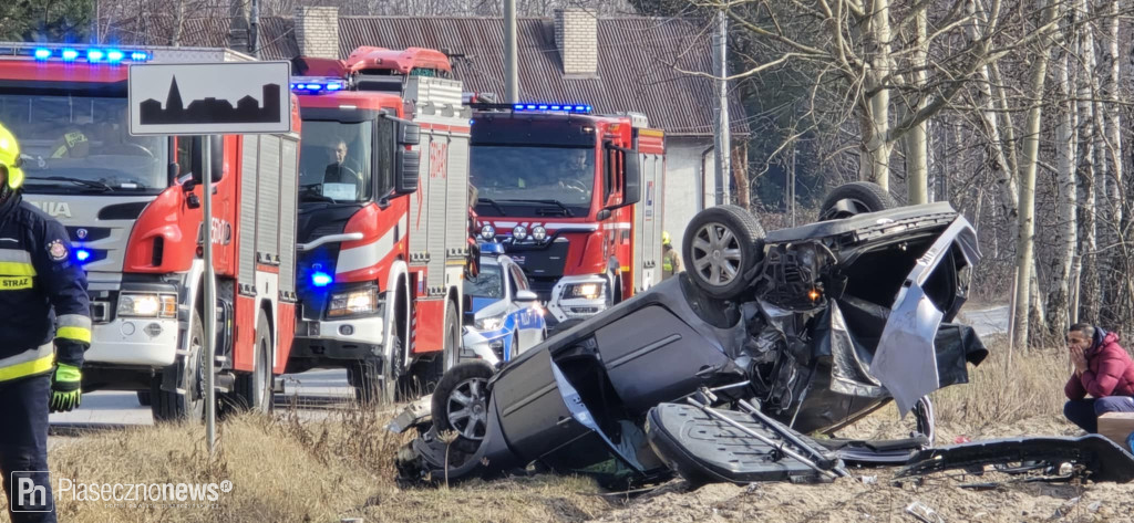 Dachowanie auta! Jechała nim kobieta z dziećmi