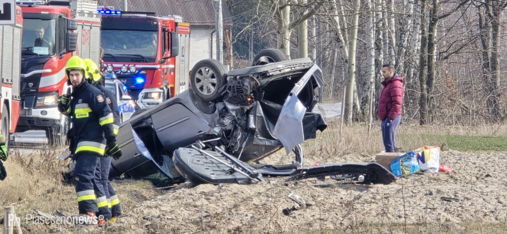 Dachowanie auta! Jechała nim kobieta z dziećmi