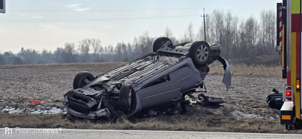 Dachowanie auta! Jechała nim kobieta z dziećmi