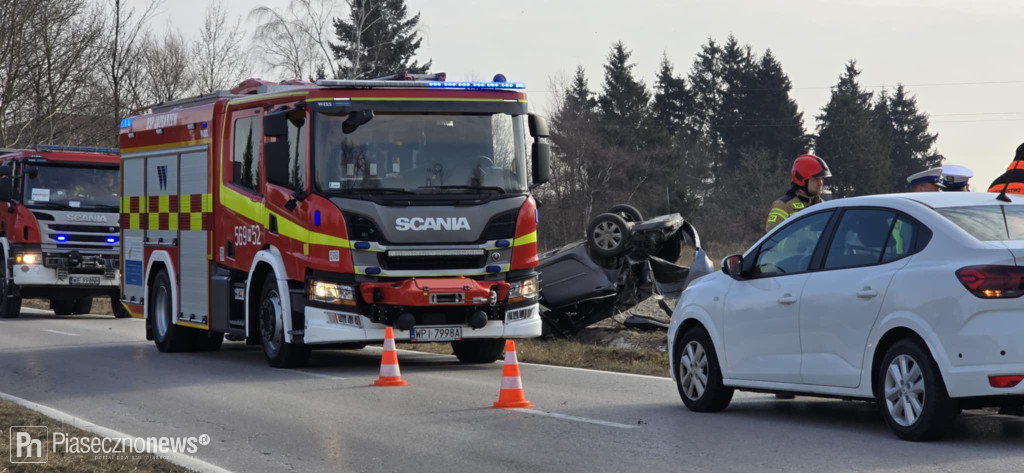 Dachowanie auta! Jechała nim kobieta z dziećmi