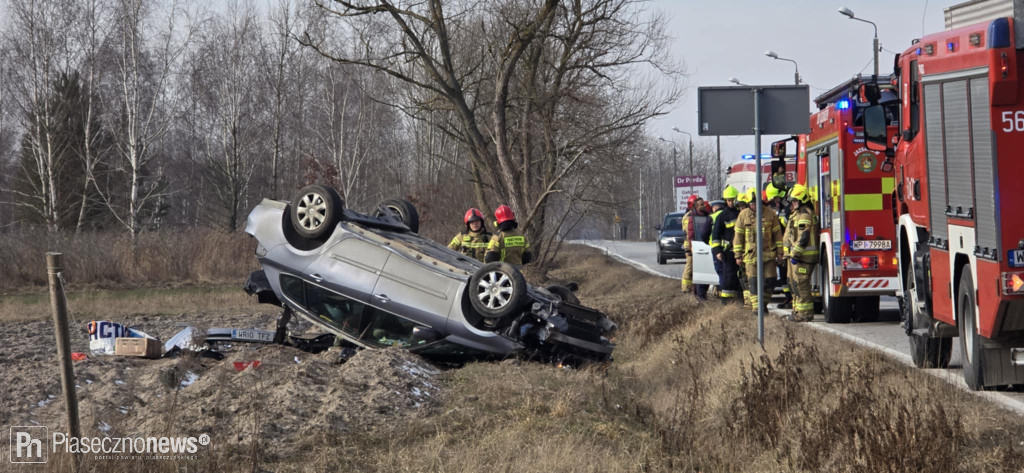 Dachowanie auta! Jechała nim kobieta z dziećmi