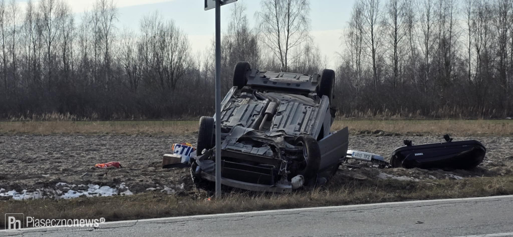 Dachowanie auta! Jechała nim kobieta z dziećmi