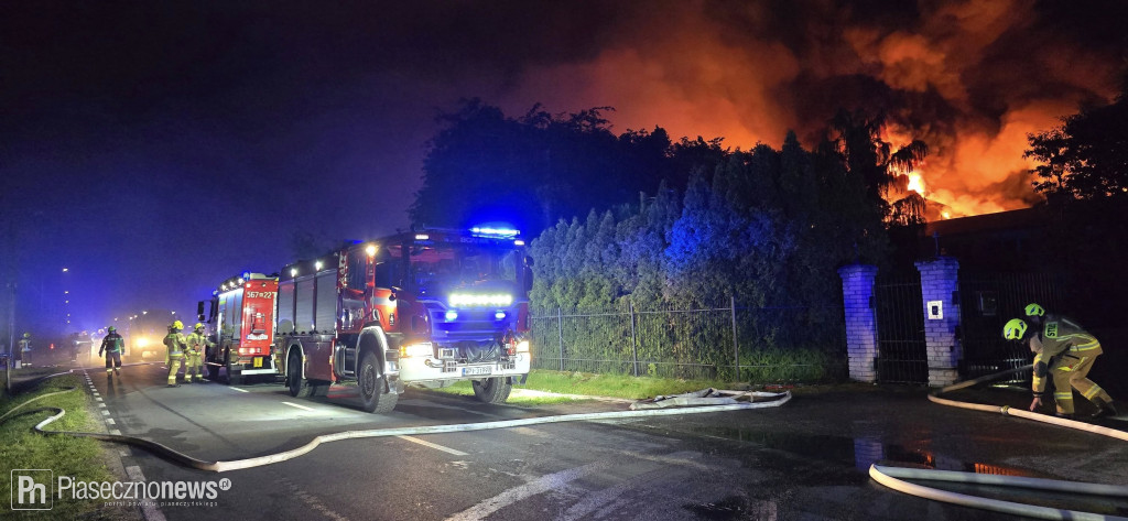 Groźny pożar, toksyczny dym