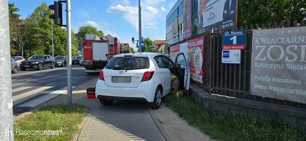 Zasłabła za kierownicą i uderzyła w ogrodzenie
