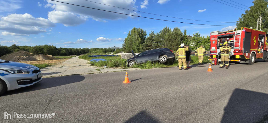 Mężczyzna jadący z dwójką dzieci zjechał do rowu