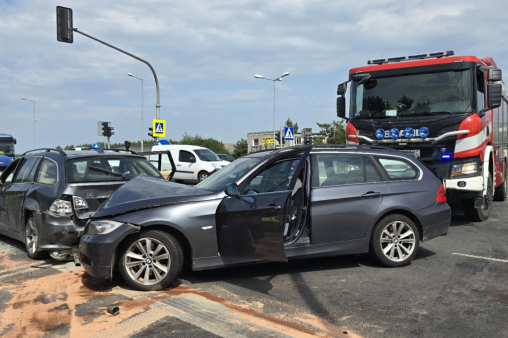 Bmw uderzyło w bwm. Ucierpiała też karetka