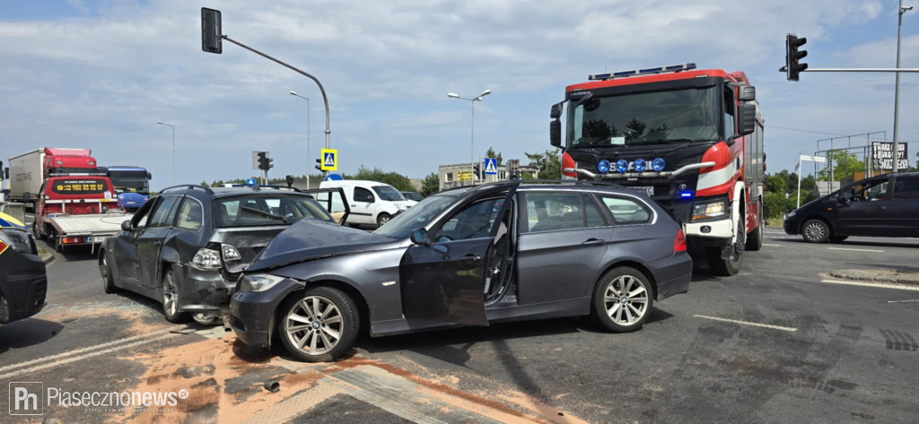 Bmw uderzyło w bwm. Ucierpiała też karetka