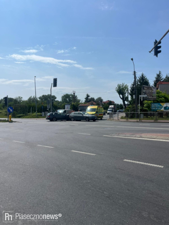 Bmw uderzyło w bwm. Ucierpiała też karetka