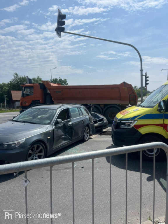 Bmw uderzyło w bwm. Ucierpiała też karetka