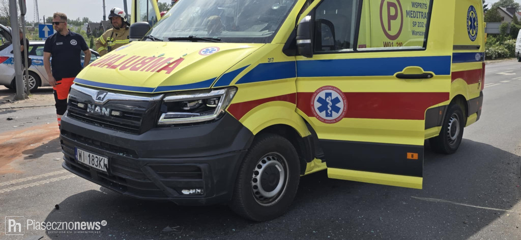 Bmw uderzyło w bwm. Ucierpiała też karetka