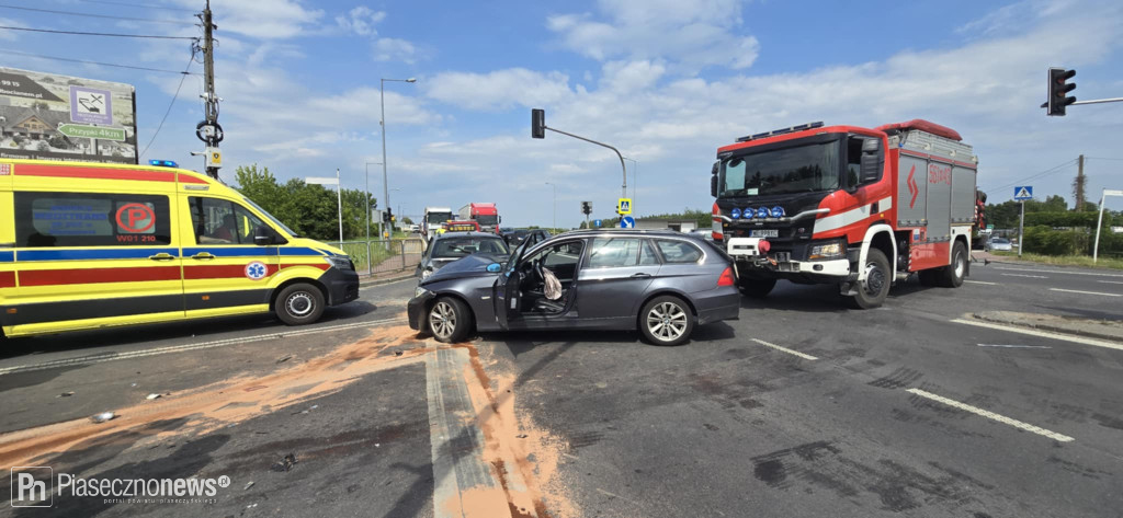 Bmw uderzyło w bwm. Ucierpiała też karetka