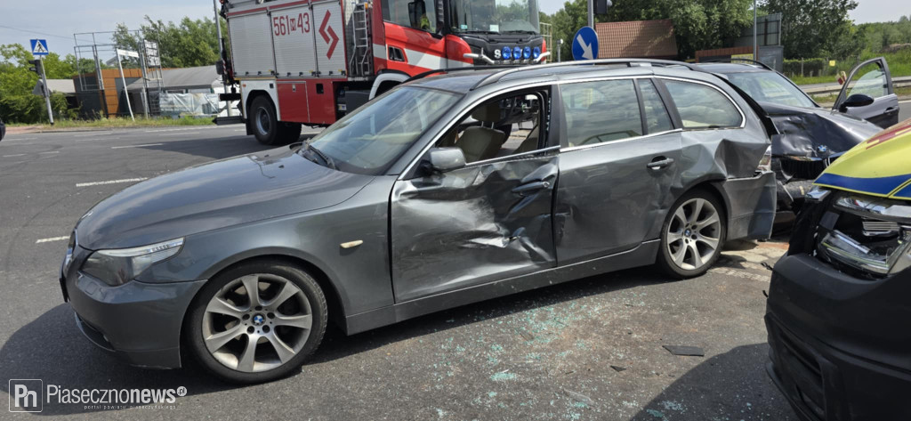 Bmw uderzyło w bwm. Ucierpiała też karetka