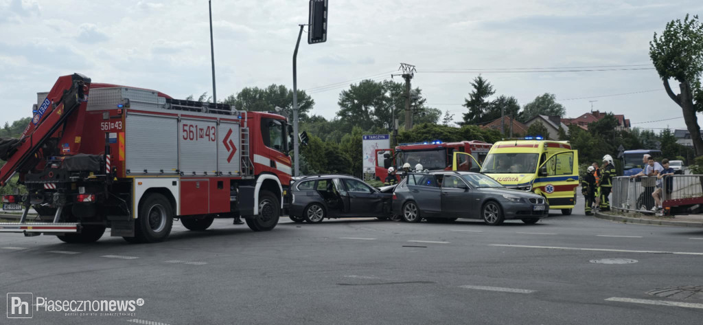 Bmw uderzyło w bwm. Ucierpiała też karetka