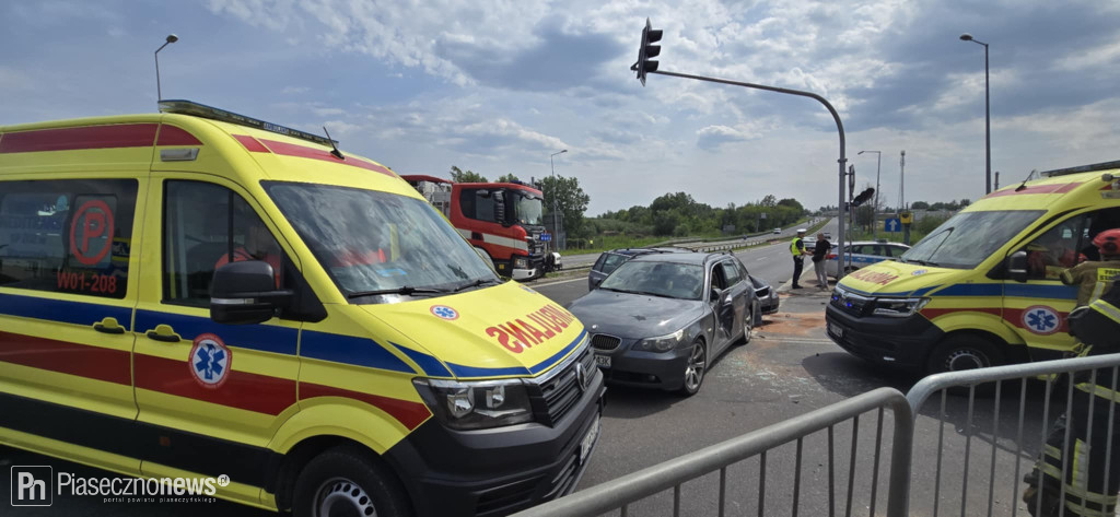 Bmw uderzyło w bwm. Ucierpiała też karetka