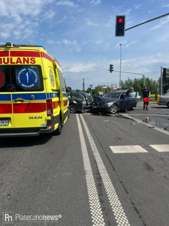 Bmw uderzyło w bwm. Ucierpiała też karetka
