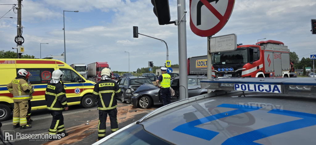 Bmw uderzyło w bwm. Ucierpiała też karetka