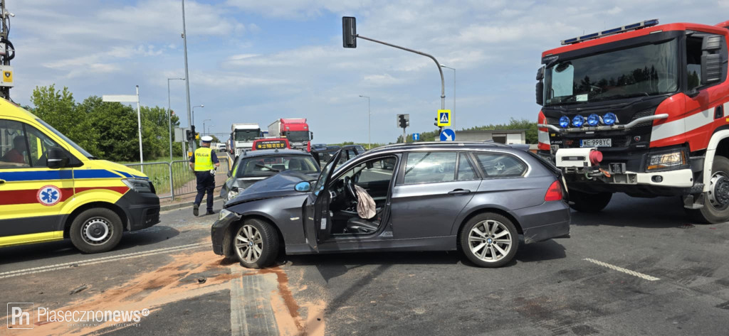 Bmw uderzyło w bwm. Ucierpiała też karetka