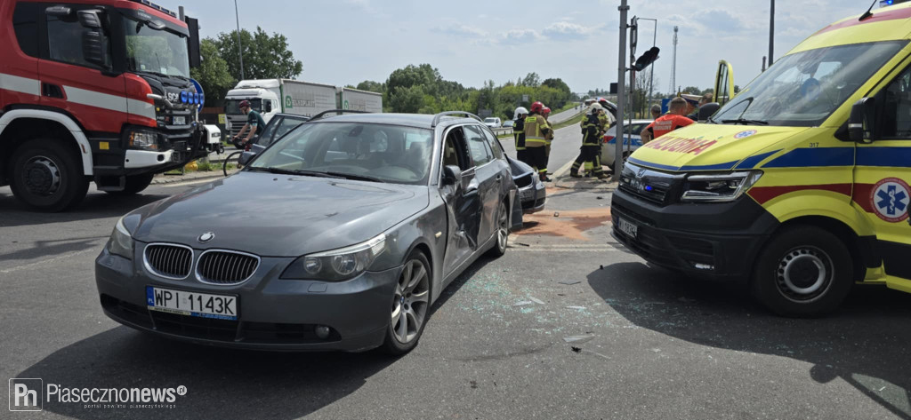 Bmw uderzyło w bwm. Ucierpiała też karetka