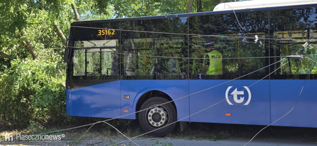 Autobus wjechał w drzewo