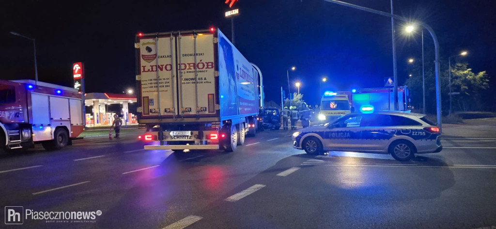 Zderzenie auta osobowego z ciężarówką