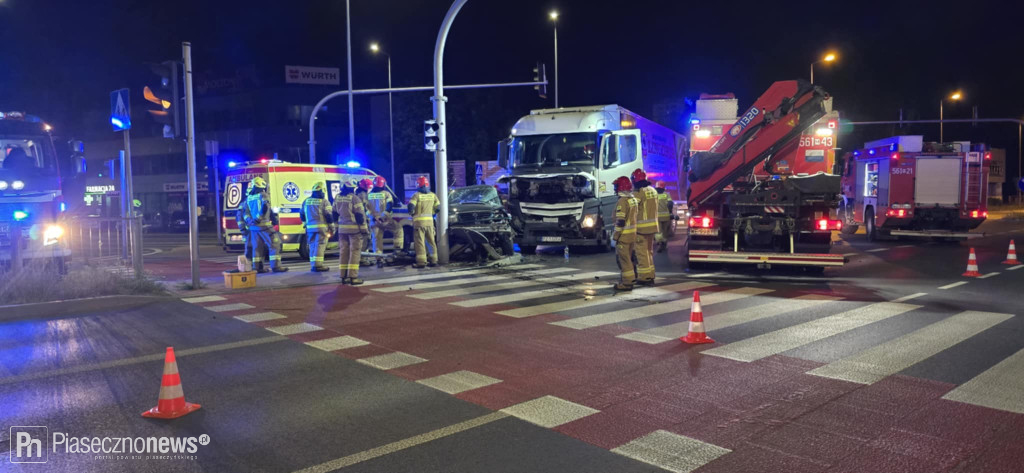 Zderzenie auta osobowego z ciężarówką