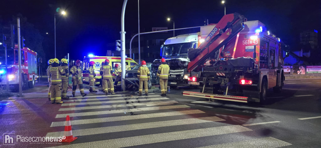 Zderzenie auta osobowego z ciężarówką