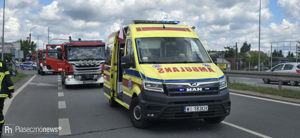 Droga zablokowana, dwie osoby ranne