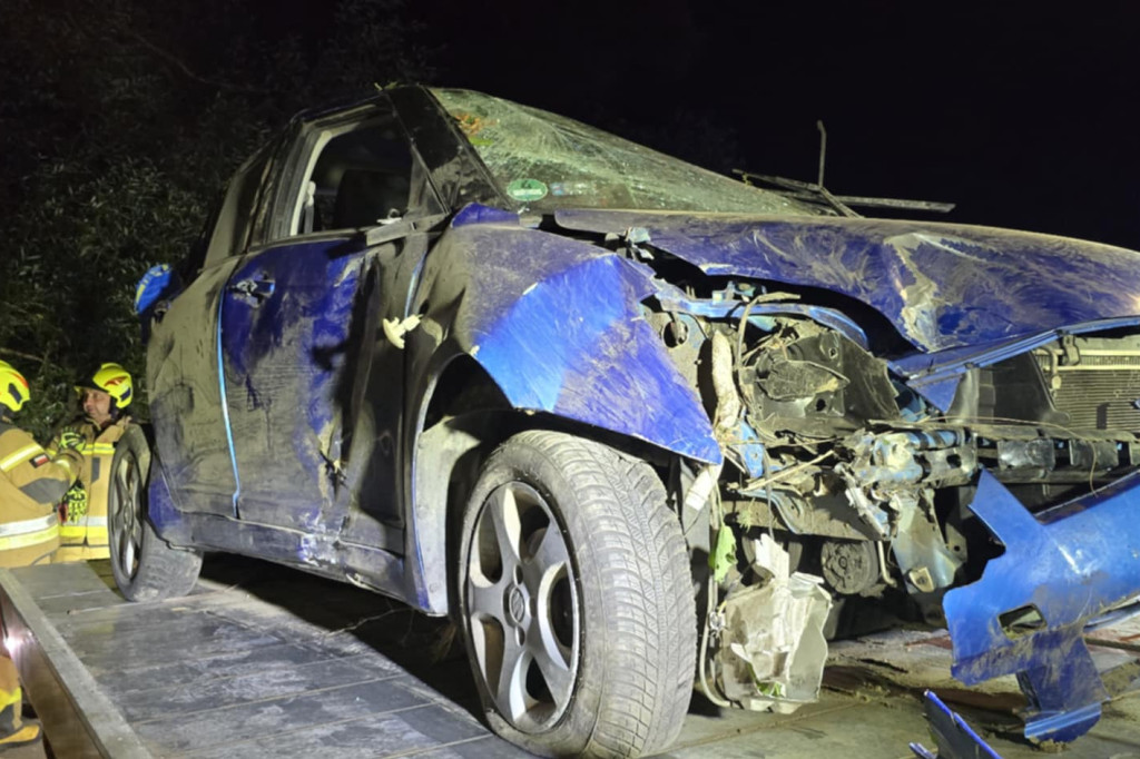 Auto spadło z nasypu